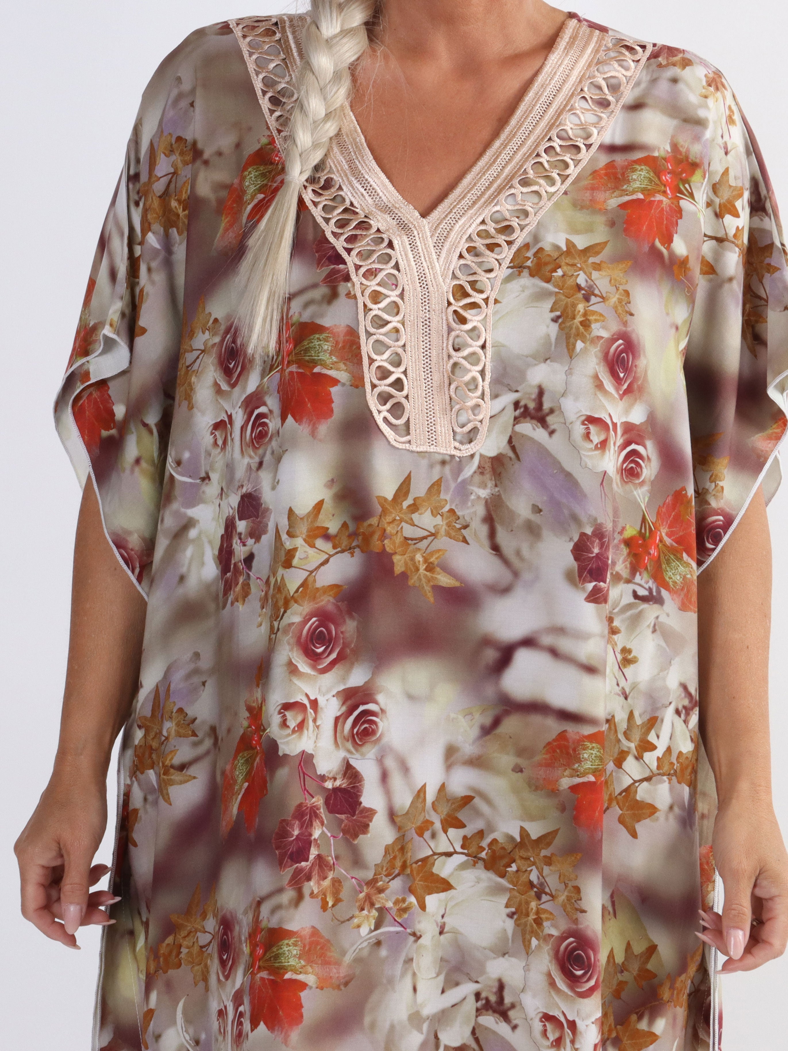 Emily - Sød lang plus size tunikakjole med fint blomsterprint